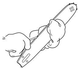 HUSQVARNA 338 XPT - Checking chain lubrication - 3
