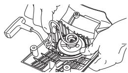 HUSQVARNA K960 - Remplacement d'une corde de lanceur rompue ou usée - 7