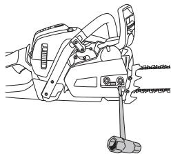 HUSQVARNA 560 XP - Monteren van zaagblad en ketting - 8