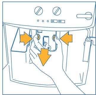 DELONGHI ESAM 2000 - WARNING: THE INFUSER CAN ONLY BE REMOVED WHEN THE MACHINE IS OFF. ATTEMPTING TO REMOVE THE INFUSER WITH THE MACHINE ON WILL RISK CAUSING DAMAGE.E. - 1