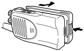 KENWOOD TK-2160 - POSE/ DEPOSE DE LA BATTERIE RECHARGEABLE (OPTIONNELLE) OU DU BOITIER DE PILES ALCALINES - 3