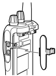 KENWOOD TK-2160 - COLOCACION DE LA CUBIERTA DE LOS JACKS DEL MICROFONO/ALTAVOZ - 1