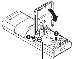 OLYMPUS WS-832 - Insertion de la pile - 2