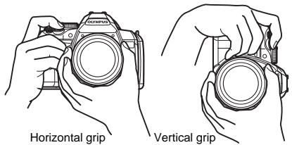 OLYMPUS E-620 - Holding the camera - 1