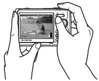 OLYMPUS Μ 790 SW - a. Halten der Kamera. - 2