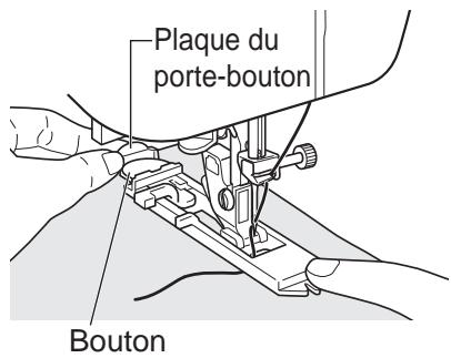 TOYOTA OEKAKI RENAISSANCE - Tirez sur la plaque du porte-bouton du pied-de-biche, puis insérez-y le bouton. - 1