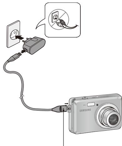 SAMSUNG ES55-GREY - Charging the battery - 2