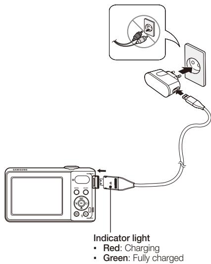SAMSUNG PL80 PURPLE - Charging the battery - 1