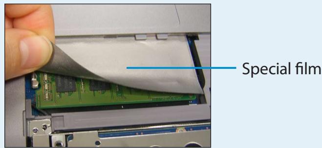 SAMSUNG NP540U3C - Removing a memory module - 3