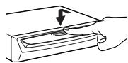 ALPINE NVE-N077P - Appuyez doucement sur la porte puis faites-la glisser vers le bas. le dvd-rom est automatiquement partiellement ejecté. - 1