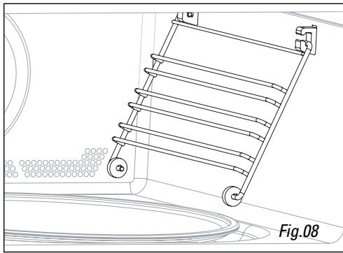 HOTPOINT-ARISTON MWK 422 X - The side grills (Fig.08): 2 shelves with hooks allow you to use the accessories on 3 levels. - 4