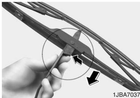 KIA RIO - Remplacement des balais d'essuie-glace - 1