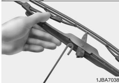 KIA RIO - Remplacement des balais d'essuie-glace - 2