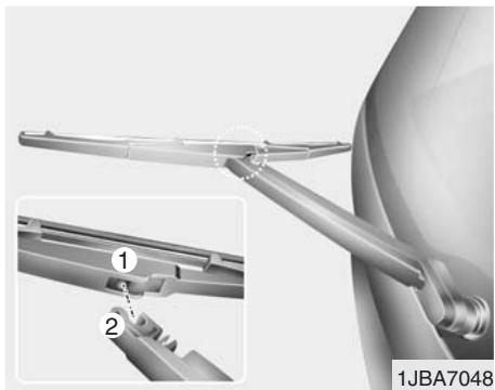 KIA RIO - Remplacement du balai d'essuie-glace de lunette arrière (selon l'équipement) - 1