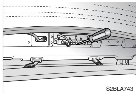KIA SORENTO - Remplacement de l'ampoule du feu stop surélevé - 1