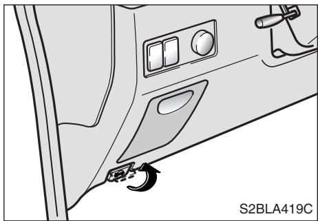 KIA SORENTO - Ouverture de la vitre du hayon arrêtée - 1