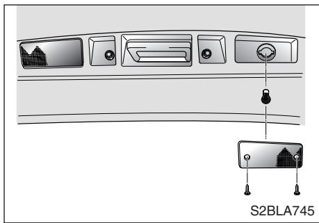 KIA SORENTO - Remplacement de l'ampoule du feu stop surélevé - 3