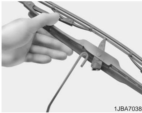 KIA SOUL - Remplacement des lames d'essuie-glace - 2