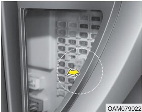 KIA SOUL - Remplacer un fusible sur le panneau intérieur - 2