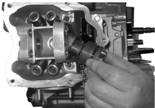PIAGGIO X7 - Removing the cam shaft - 3