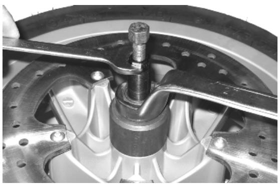 PIAGGIO X7 - Front wheel hub overhaul - 2