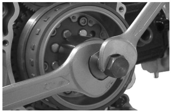 PIAGGIO X7 - Removing the flywheel magneto - 6