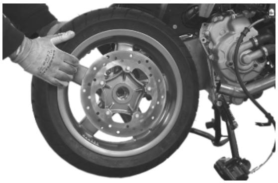 PIAGGIO X7 - Removing the rear wheel - 2