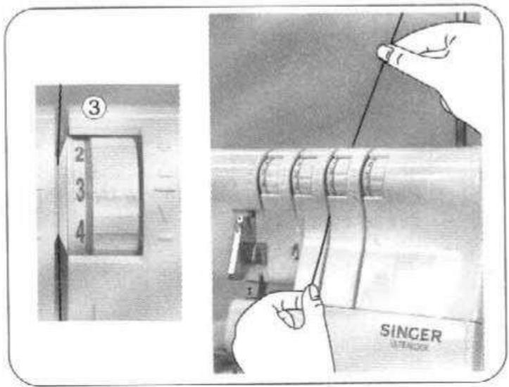 SINGER 14SH654 - Enfilage du boucleur supérieur (orange) - 4