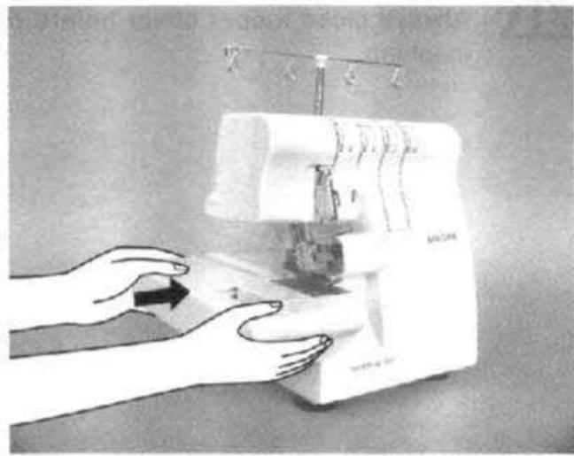 SINGER 14SH654 - Pour remettre la plaque de tissu - 4