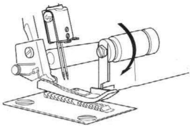 SINGER 14SH654 - Permettre le couteau mobile en position de travail - 4