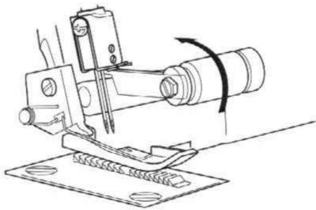 SINGER 14SH654 - Permettre le couteau mobile en position de travail - 3