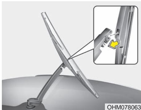 HYUNDAI IX35 - Remplacement du balai d'essuie-glace de la lunette arrière - 1