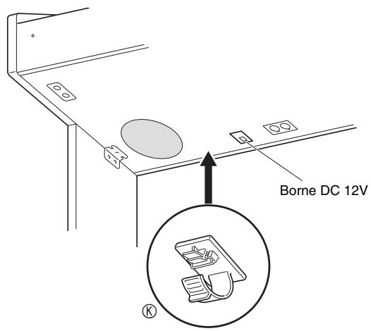 CASIO AP-200 - Fixez le clip © destiné au cordon d'adaptateur à côté de la borne d'alimentation (DC12V). - 1