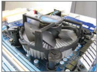 GIGABYTE GA-H55M-S2 - 1-3-2 Installation du refroidisseur de processeur - 2