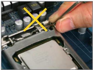 GIGABYTE GA-H55M-S2 - 1-3-1 Installation du processeur - 9