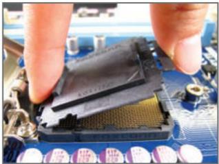 GIGABYTE GA-H55M-S2 - 1-3-1 Installation du processeur - 7