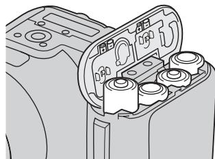 MINOLTA DIMAGE Z6 - Mise en place des piles/accus - 2
