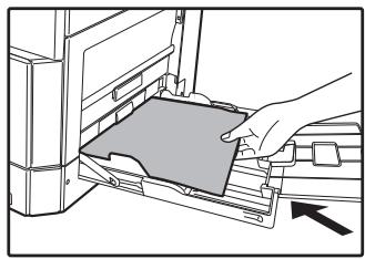 SHARP 6020 - Insérez le papier (face d'impression vers le bas) directement dans le plateau d'alimentation auxiliaire. - 1