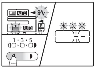 SHARP 6020 - Maintenez la touche [contraste clair] (d) activée jusqu'au clignotement des témoins d'alarme (x,,,, 8V, ). - 1