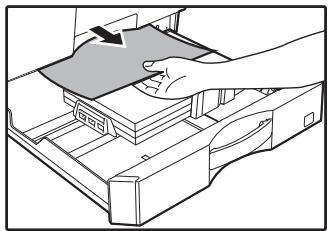 SHARP 6020 - Levez et tirez le magasin papier supérieur et retirez le papier bloqué. - 1