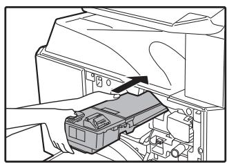 SHARP 6020 - Insérez la cartouche de toner le long des guides jusqu'à ce qu'elle se bloque tout en poussant le levier de déverrouillage. - 1