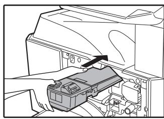 SHARP AR 6020 - Insérez la cartouche de toner le long des guides jusqu'à ce qu'elle se bloque tout en poussant le levier de déverrouillage. - 1