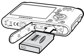 SAMSUNG VLUU NV4 - Insertion de la batterie - 1