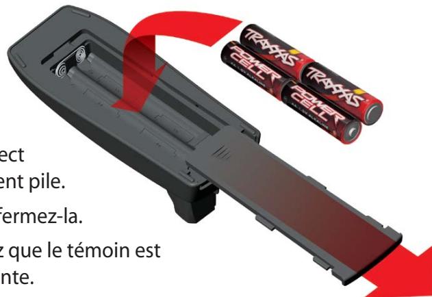 Traxxas 6507R - Installation des piles du transmetteur dans la base normale - 1