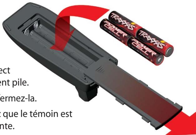 Traxxas 6509R - Installation des piles du transmetteur dans la base normale - 1
