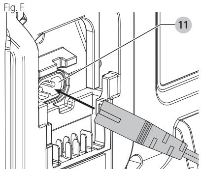 DEWALT DCR010 - Alimentation avec le cordon d'alimentation CA (Fig. F) - 2