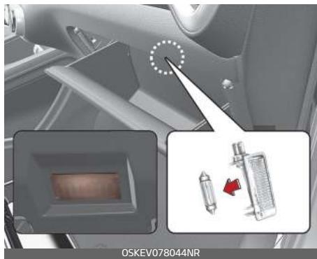 KIA E-Soul (2019) - Remplacement de la lampe de la boite à gants (selon l'équipement) - 1