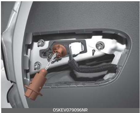 KIA E-Soul (2019) - Remplacement du feu de recul (type ampoule) - 2