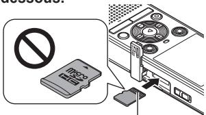 OM SYSTEM WS 882 - Insertion d'une carte microSD - 2