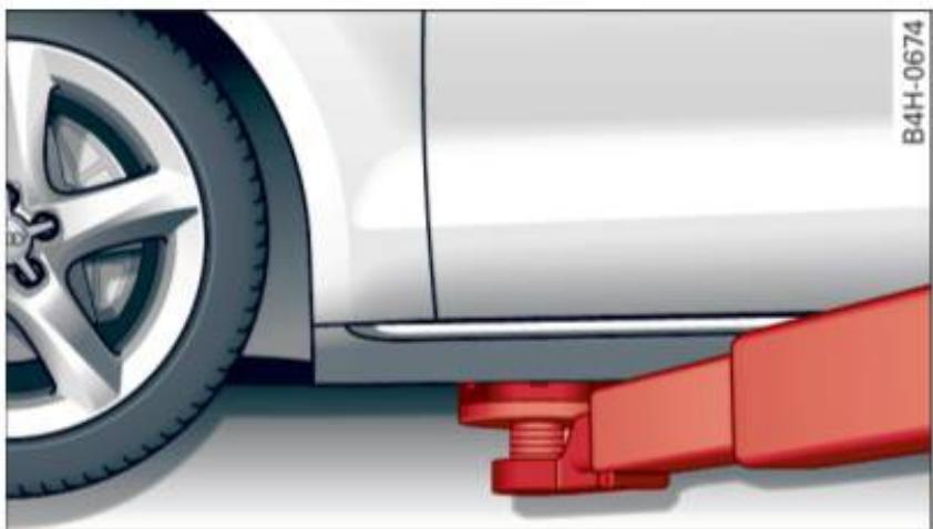 AUDI A8 S8 (2014) - Levage du véhicule avec pont élévateur d'atelier ou un cric roulant - 1
